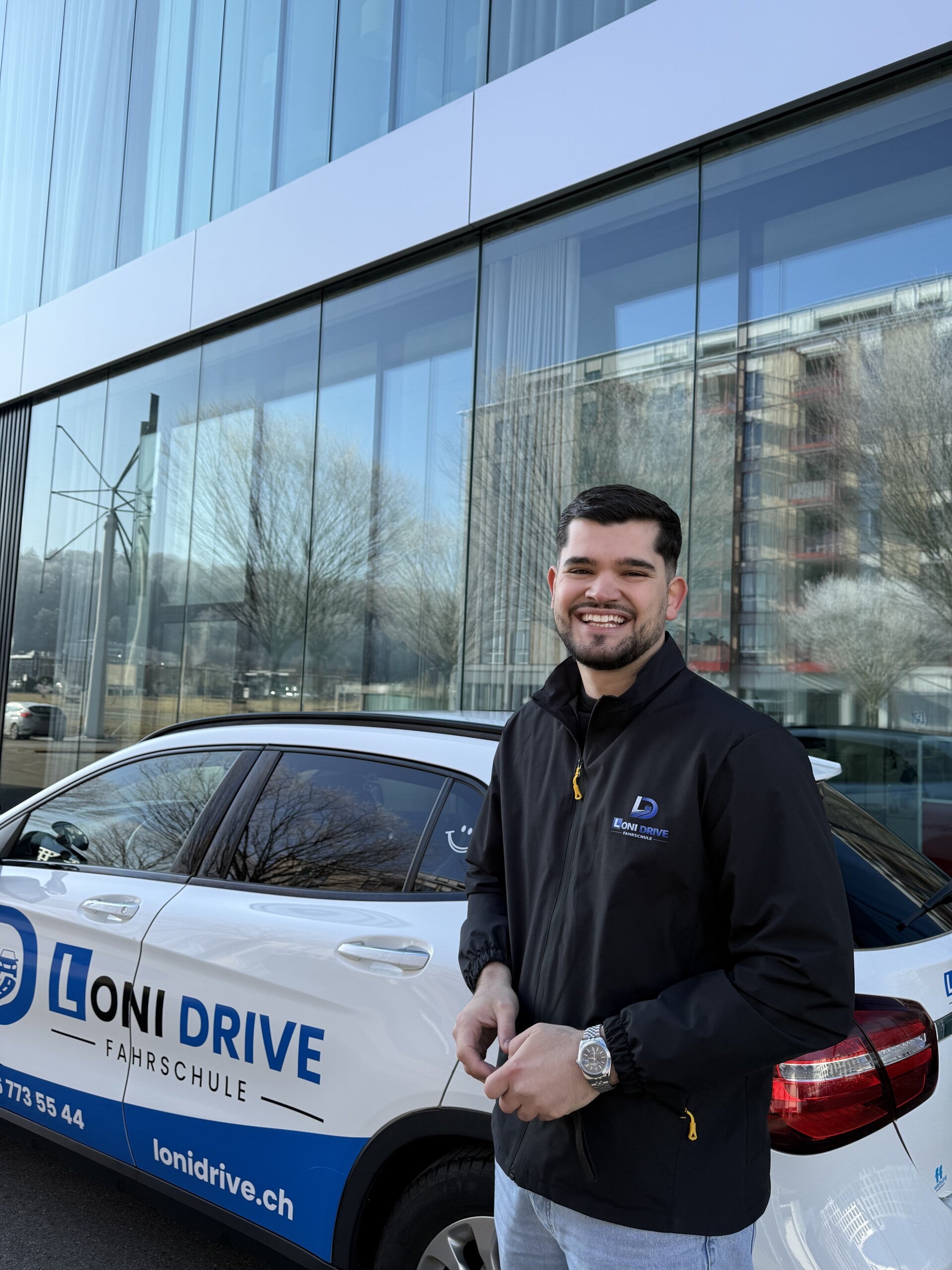Drilon / Loni Sadiku vor dem originalen Loni-Drive-Fahrschulfahrzeug in Winterthur